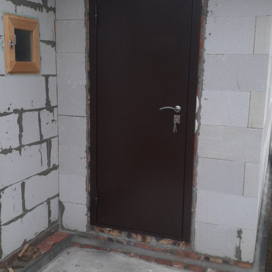 Установка металлических дверей